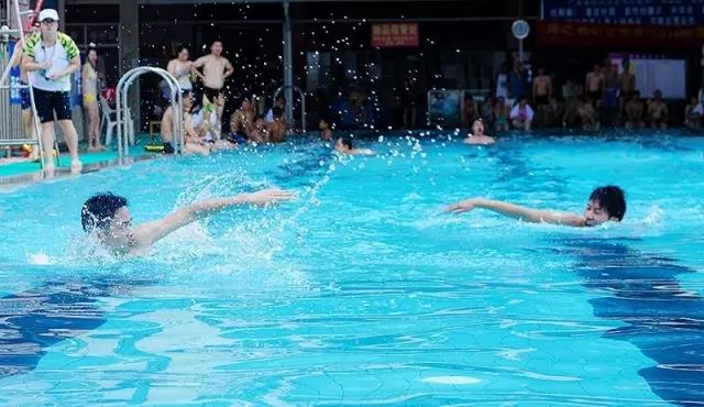 583d315209455.jpg 賽場內,他們頑強拼搏,決不放棄.jpg